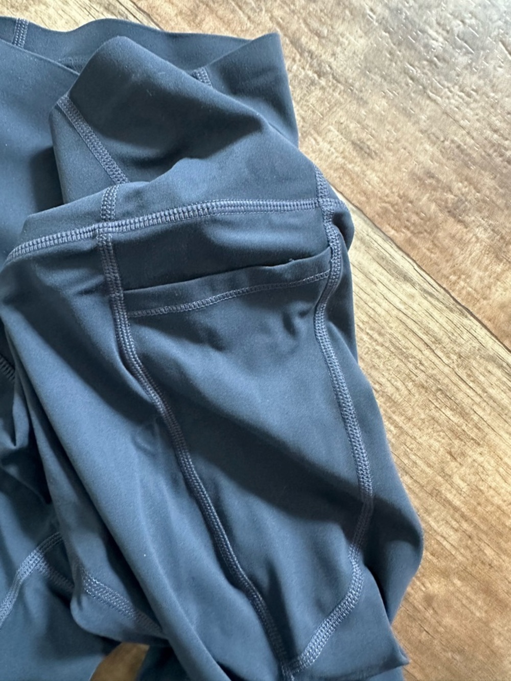 New without tag HALARA tummy control sculpting  side pocket flare legging indigo - Picture 5 of 8